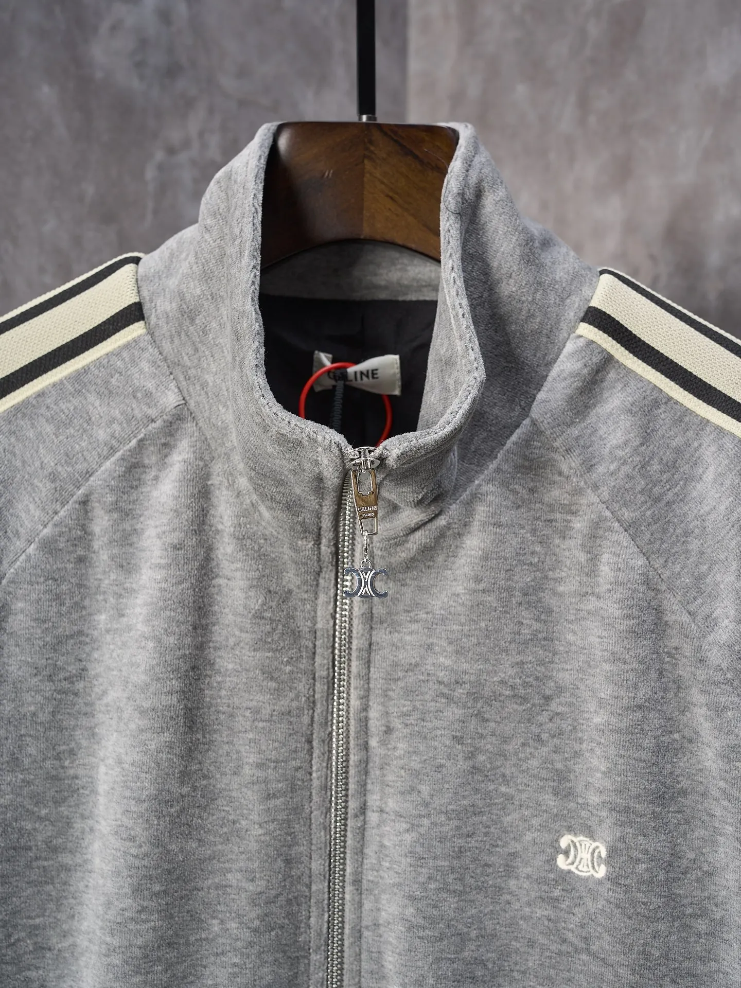 [Real auction] Celine/Celine gray fog velvet Arc de Triomphe embroidered suit zipper jacket [In Stock] S M L XL custom-made Yunrou twin velvet fog cotton sateen. Delicate and smooth, close to the skin like a cloud. The main tone is high-end gray. It is low-key and full of connotation. The iconic CELINE Arc de Triomphe embroidery wakes up on the gray fog velvet. It is fully recognizable. The contrasting ribbons are like shooting stars across the shoulders and arms. The metal zipper glows with cold light. The visual impact between movement and movement. The stand-up collar is cut with neat lines, both strong and soft. When taken apart, it is a style item. When worn together, it is an aura shirt. The suit is worry-free to wear. Use imported machine embroidery technology. Use advanced computer control system and precise mechanical components to realize the Arc de Triomphe embroidery operation. High precision. The lines are smooth and delicate. The fabrics have been washed and have a better hand feel. Not easy to deform, not easy to shrink, not easy to fade. Maintain long-term beauty and fit.